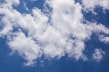 güzel mavi gökyüzü arka plan beyaz bulutlar ile