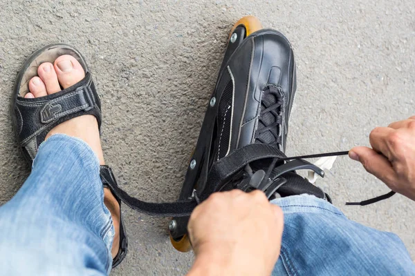 屋外ローラー スケートを履いて男男のクローズ アップ — ストック写真