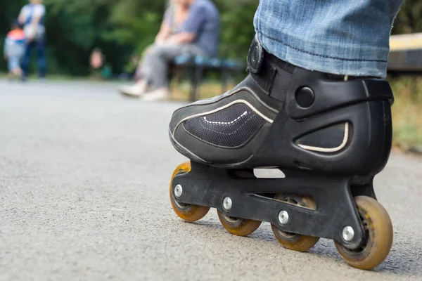 Roller skate σε άσφαλτο γκρο πλαν — Φωτογραφία Αρχείου