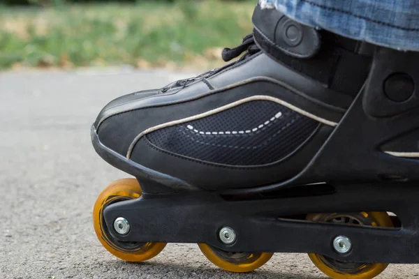 Rollschuh auf Asphalt in Nahaufnahme — Stockfoto