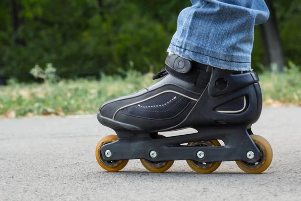 Rollschuh auf Asphalt in Nahaufnahme — Stockfoto