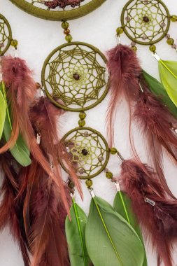 El yapımı rüya yakalayıcı iple asılı tüyler konu ve boncuk