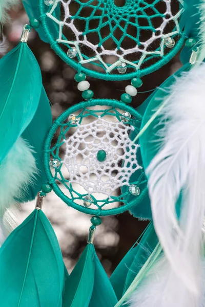 El yapımı rüya yakalayıcı iple asılı tüyler konu ve boncuk