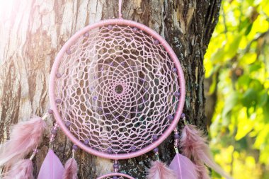 El yapımı rüya yakalayıcı iple asılı tüyler konu ve boncuk