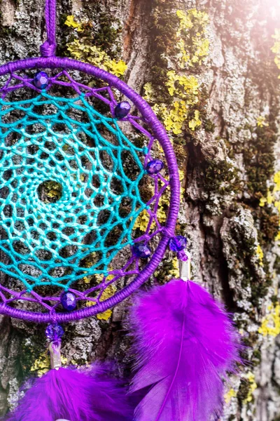 Handgjorda dream catcher med fjädrar trådar och pärlor rep hängande — Stockfoto