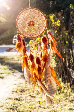 El yapımı rüya yakalayıcı iple asılı tüyler konu ve boncuk