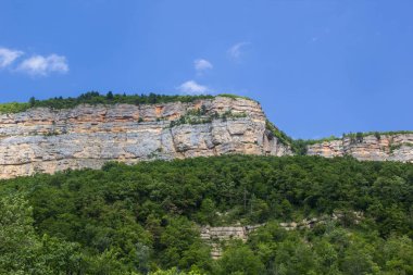 Dağ ve orman bulutlar ile ışık mavi gökyüzü altında