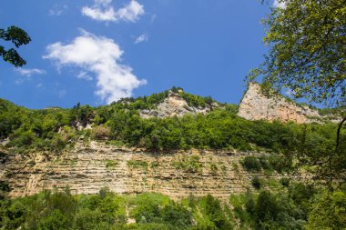 Dağ ve orman bulutlar ile ışık mavi gökyüzü altında