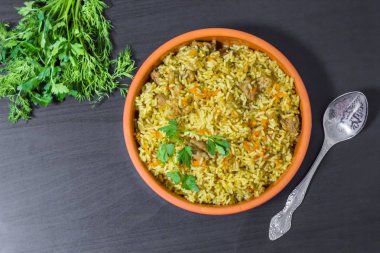 Biftek, havuç, soğan, sarımsak, biber ve kimyon. Geleneksel Asya mutfağı..