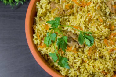 Biftek, havuç, soğan, sarımsak, biber ve kimyon. Geleneksel Asya mutfağı..