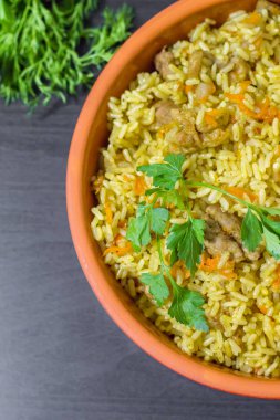 Biftek, havuç, soğan, sarımsak, biber ve kimyon. Geleneksel Asya mutfağı..