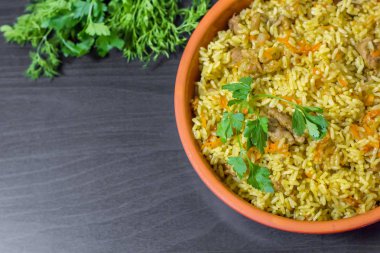 Biftek, havuç, soğan, sarımsak, biber ve kimyon. Geleneksel Asya mutfağı..