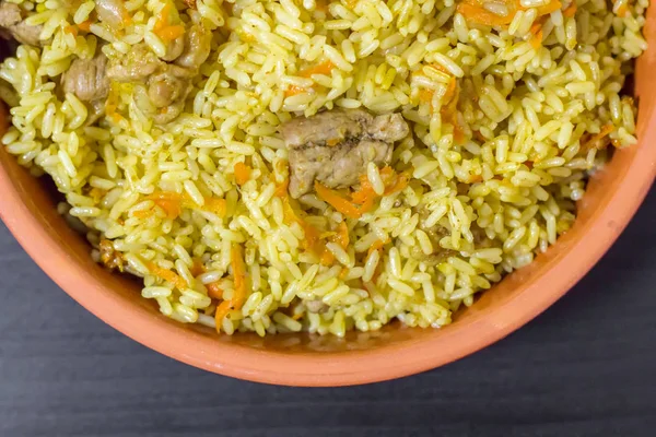 Pilaf with beef, carrots, onions, garlic, pepper and cumin. A traditional dish of Asian cuisine. — Stock Photo, Image