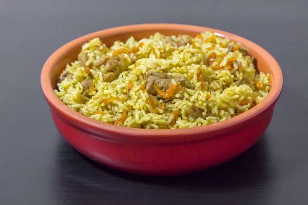 Pilaf with beef, carrots, onions, garlic, pepper and cumin. A traditional dish of Asian cuisine. — Stock Photo, Image