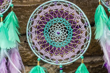 El yapımı rüya yakalayıcı iple asılı tüyler konu ve boncuk