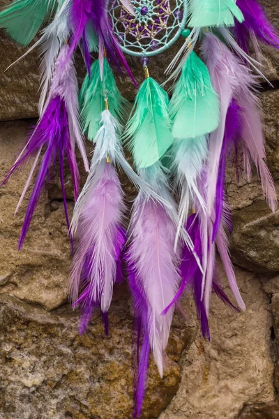 El yapımı rüya yakalayıcı iple asılı tüyler konu ve boncuk