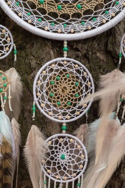 El yapımı rüya yakalayıcı iple asılı tüyler konu ve boncuk