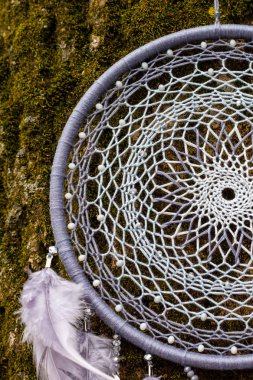 El yapımı rüya yakalayıcı iple asılı tüyler konu ve boncuk