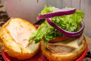 taze sebze ile lezzetli hamburger. Ev yapımı hamburger