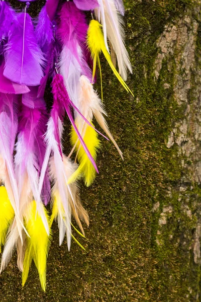 Handgjorda dream catcher med fjädrar trådar och pärlor rep hängande — Stockfoto