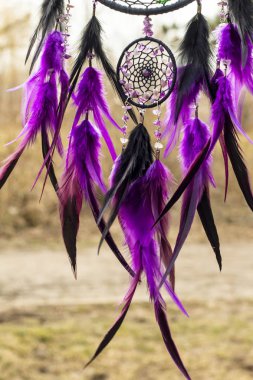 Tüylü, boncuklu ipleri sallanan bir düş kapanı. El yapımı düş kapanı.