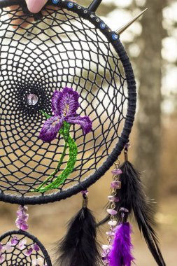Tüylü, boncuklu ipleri sallanan bir düş kapanı. El yapımı düş kapanı.