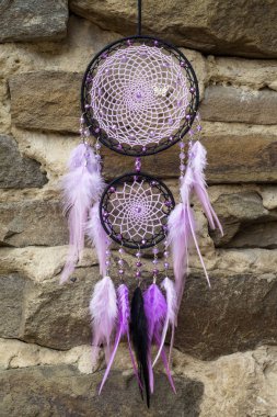 Tüylü, boncuklu ipleri sallanan bir düş kapanı. El yapımı düş kapanı.