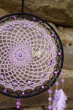 Tüylü, boncuklu ipleri sallanan bir düş kapanı. El yapımı düş kapanı.