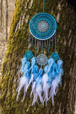 Tüylü, boncuklu ipleri sallanan bir düş kapanı. El yapımı düş kapanı.