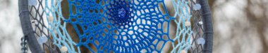 Rüya yakalayıcı iple asılı tüyler konu ve boncuk afiş. Dreamcatcher el yapımı