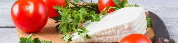 Praporem Bílých Nálevu Sýr Nůž Petržel Rajčata Pozadí Dřevěná Prkna — Stock fotografie