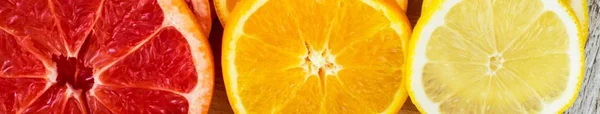 Banner Mit Aufgeschnittenen Frischen Zitrusfrüchten Zitronen Grapefruits Orangen Auf Einem — Stockfoto