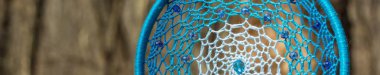 Rüya yakalayıcı iple asılı tüyler konu ve boncuk afiş. Dreamcatcher el yapımı