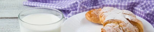 Banner Croissant Plato Con Leche Mesa Madera Vieja Para Fondo —  Fotos de Stock