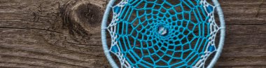 Rüya yakalayıcı iple asılı tüyler konu ve boncuk afiş. Dreamcatcher el yapımı
