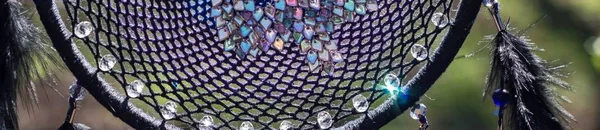 Renkli Dreamcatcher bayrağı yapılmış el yapımı tüy deri boncuk ve asılı, halatlar,