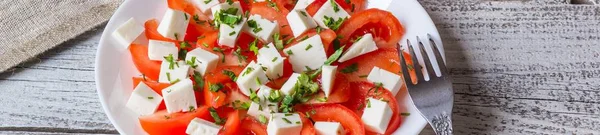 Banner Salada Fresca Com Tomate Mussarela Ervas Fundo Madeira Branca — Fotografia de Stock