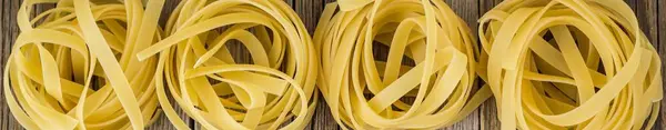 Bannière Pâtes Fettuccine Crues Sur Fond Bois Prêt Pour Cuisson — Photo