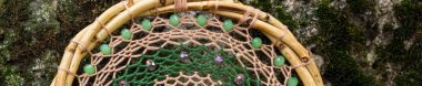 Rüya yakalayıcı iple asılı tüyler konu ve boncuk afiş. Dreamcatcher el yapımı