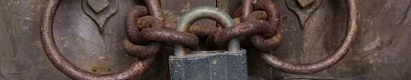 Banner of Steel padlock keeping the old door — Stock Photo, Image