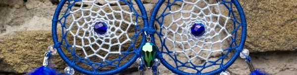 El yapımı Rüya yakalayıcı tüyler konu ve boncuk iple asılı bayrağı