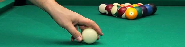 Bilardo topları yeşil masada ve beyaz top afiş — Stok fotoğraf