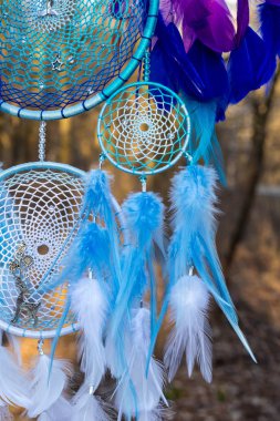 El yapımı rüya yakalayıcı iple asılı tüyler konu ve boncuk