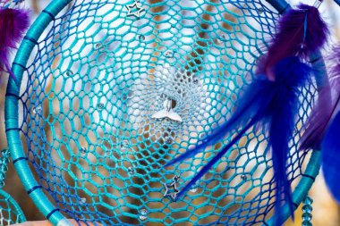 El yapımı rüya yakalayıcı iple asılı tüyler konu ve boncuk