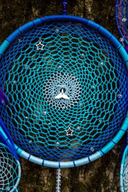 El yapımı rüya yakalayıcı iple asılı tüyler konu ve boncuk