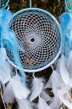 El yapımı rüya yakalayıcı iple asılı tüyler konu ve boncuk