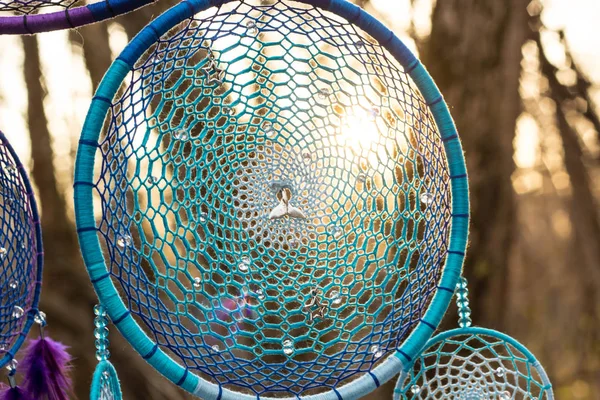 Acchiappasogni fatto a mano con fili di piume e perline appeso corda — Foto Stock