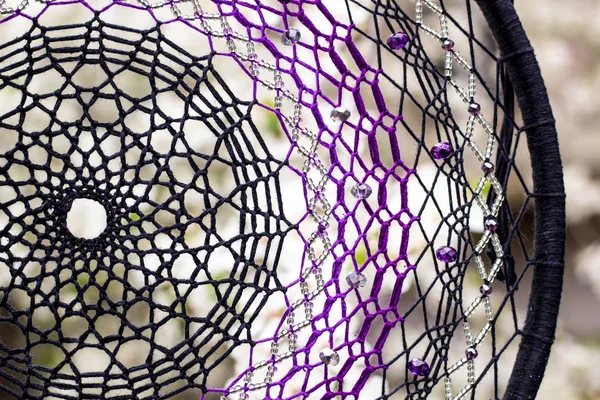 El yapımı rüya yakalayıcı iple asılı tüyler konu ve boncuk