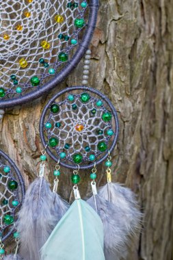 El yapımı rüya yakalayıcı iple asılı tüyler konu ve boncuk