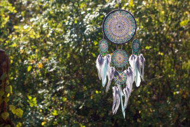 El yapımı rüya yakalayıcı iple asılı tüyler konu ve boncuk